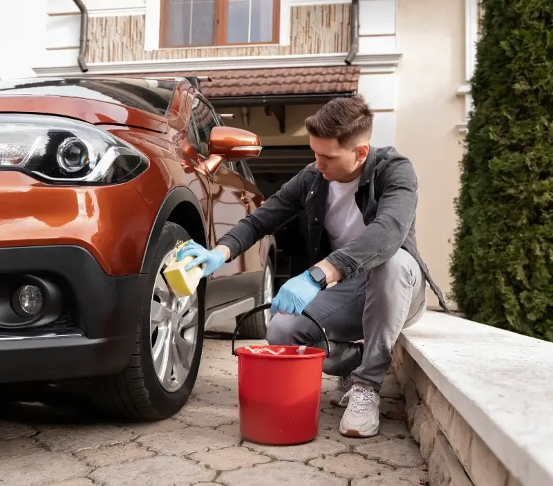 Lavage auto à domicile Foncine-le-Haut : professionnel intervenant sur un véhicule